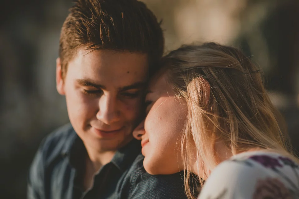 8 Signs of Falling in Love / Signs You’re In Love